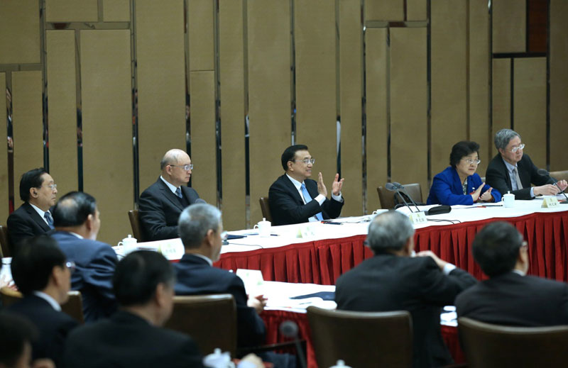 3月4日，中共中央政治局常委、國務院總理李克強看望出席全國政協十二屆四次會議的經濟、農業界委員並參加討論。新華社記者 龐興雷 攝