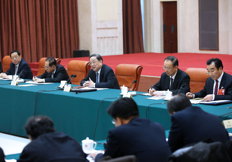 3月4日，中共中央政治局常委、全國政協主席俞正聲看望出席全國政協十二屆四次會議的醫藥衛生界委員並參加討論。新華社記者 龐興雷 攝