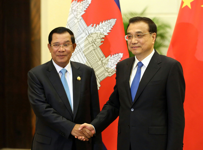 李克強23日會見來華出席瀾滄江—湄公河合作首次領導人會議及博鰲亞洲論壇2016年年會的柬埔寨首相洪森。