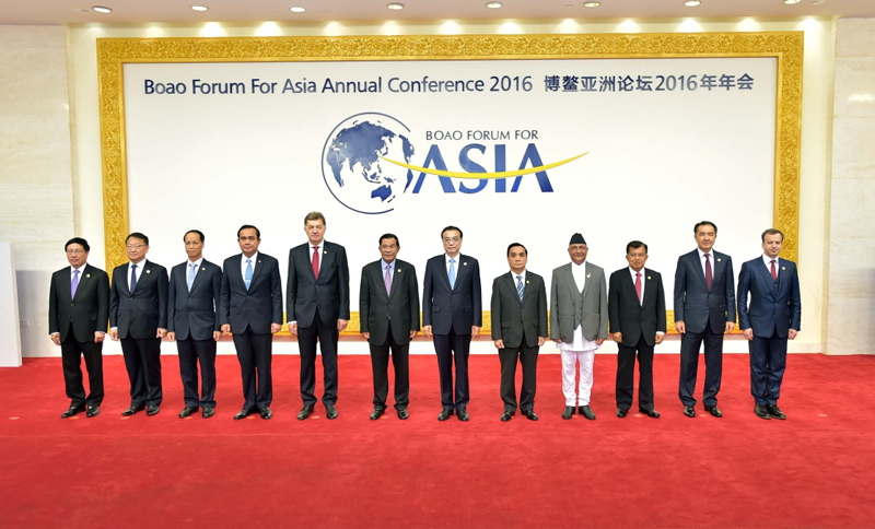 3月24日，國務院總理李克強出席博鰲亞洲論壇2016年年會開幕式，併發表題為《共繪充滿活力的亞洲新願景》的主旨演講。這是開幕式前，李克強與出席年會的各國領導人合影。