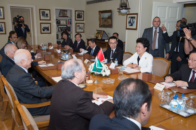 3月27日，在位於埃及首都開羅的阿盟總部，中國國務院副總理劉延東（後排右二）會見阿盟秘書長阿拉比（前排右三）。新華社記者 孟濤 攝