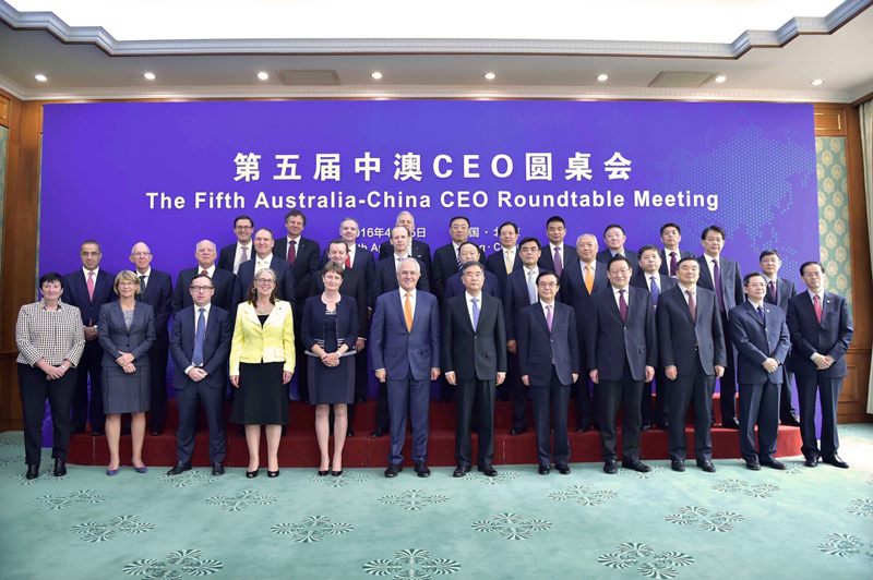 4月15日，第五屆中澳工商界首席執行官圓桌會在北京舉行，國務院副總理汪洋與澳大利亞總理特恩布爾共同會見與會企業家。新華社記者 李濤 攝