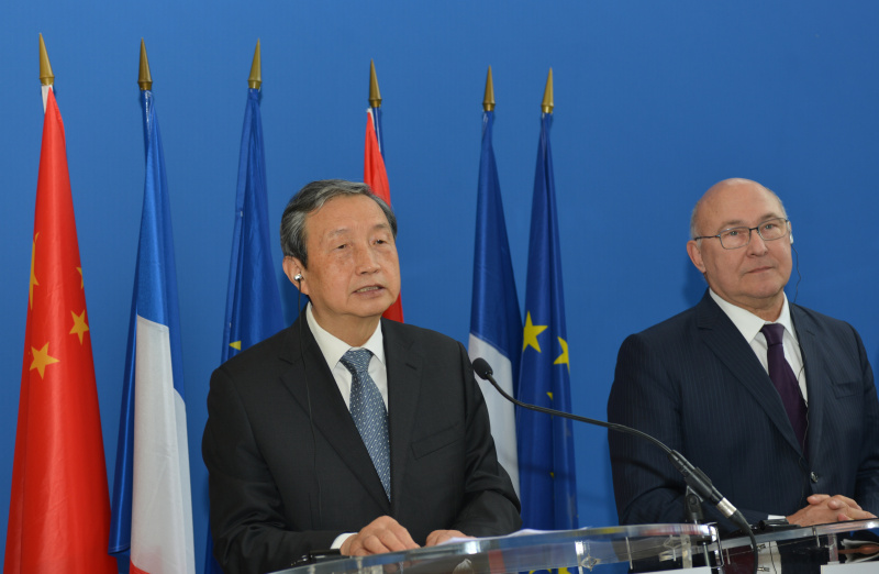 11月14日，在法國首都巴黎，出席第四次中法高級別經濟財金對話的國務院副總理馬凱與法國經濟財政部長薩潘共同出席記者招待會。