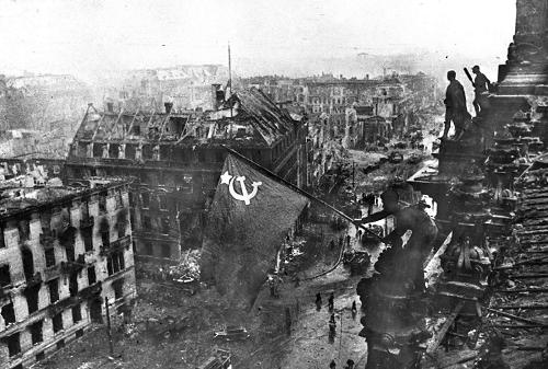 这是苏军战士把红旗插上德国国会大厦的情景. 新华社发