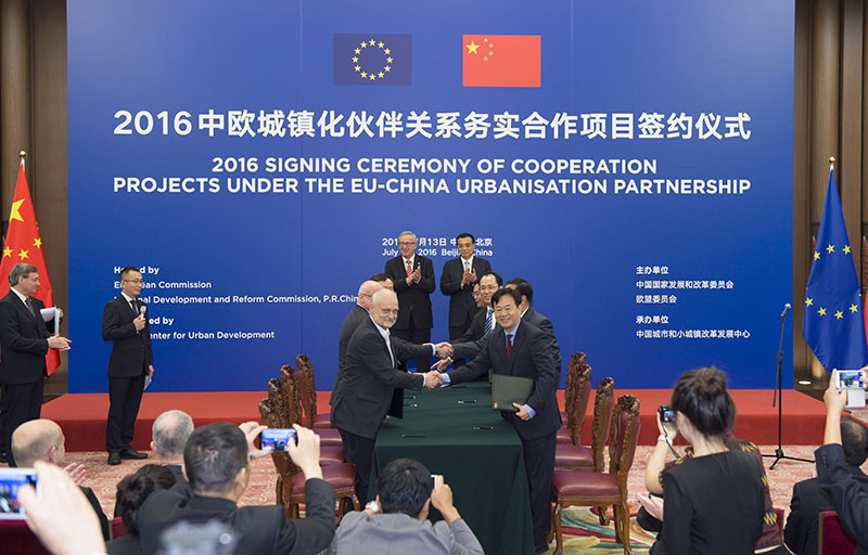 7月13日，國務院總理李克強和歐盟委員會主席容克在北京共同出席中歐城鎮化夥伴關係合作簽約儀式。新華社記者 謝環馳 攝