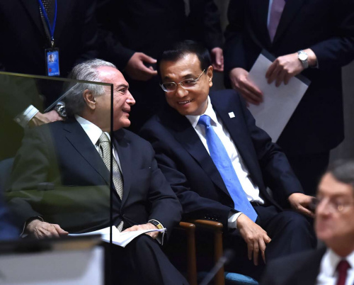 李克強總理與巴西總統特梅爾交談