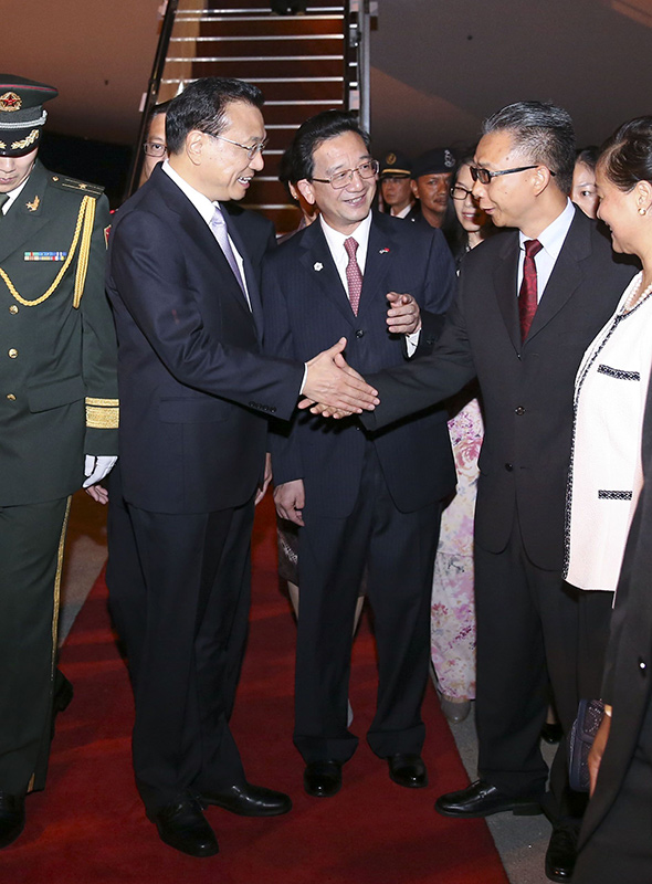 國務院總理李克強當地時間20日晚抵達吉隆坡，出席中國-東盟領導人會議、東盟與中日韓領導人會議和東亞峰會，並對馬來西亞進行正式訪問。李克強總理夫人程虹同機抵達。馬來西亞政府高級官員到機場迎接，禮兵沿紅地毯兩側列隊行注目禮，向李克強總理夫婦致敬。