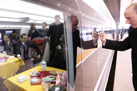 11月25日，李克強與中東歐16國領導人共乘高鐵。