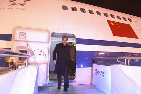 24日淩晨，李克強總理乘專機在細雨中抵達蘇南碩放國際機場。