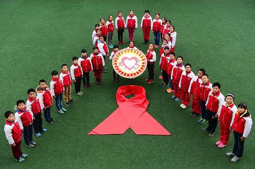 11月30日，安徽省合肥市67中的學生圍成紅絲帶的形狀。當日，安徽省合肥市第67中學的學生開展“情係紅絲帶 關愛艾滋病患者”主題活動，普及艾滋病預防知識，喚起學生防範艾滋病的意識。