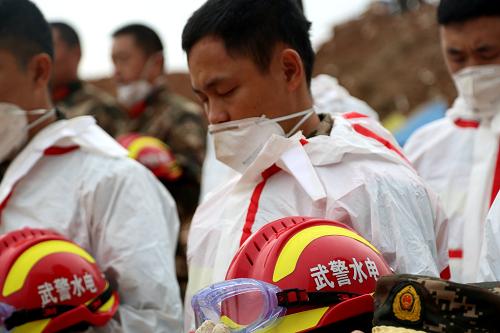 深圳滑坡事故:救援现场举行哀悼遇难者活动