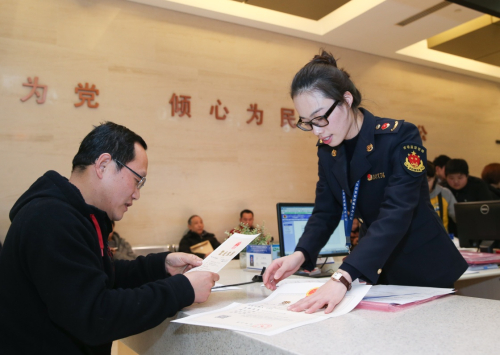 1月7日，企業代表出示其完善後的先照後證告知書後，上海浦東新區市場監督管理局的工作人員為其頒發營業執照。從2016年1月1日起，到上海浦東市民中心辦理註冊登記的企業都能收到一張告知書，而行政審批部門也能同步獲取企業的註冊登記信息。記者1月4日採訪獲悉，為落實國務院批復的上海開展“證照分離”改革試點方案，浦東新區已開始推行“雙告知”工作，以解決市場主體“寬進”的監管銜接問題。新華社記者 丁汀 攝