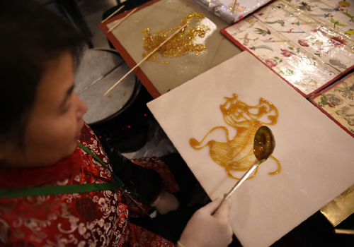 1月17日，李氏糖人傳承人李鳳艷在現場製作《金猴賀壽》糖畫。新華社記者 姚劍鋒 攝