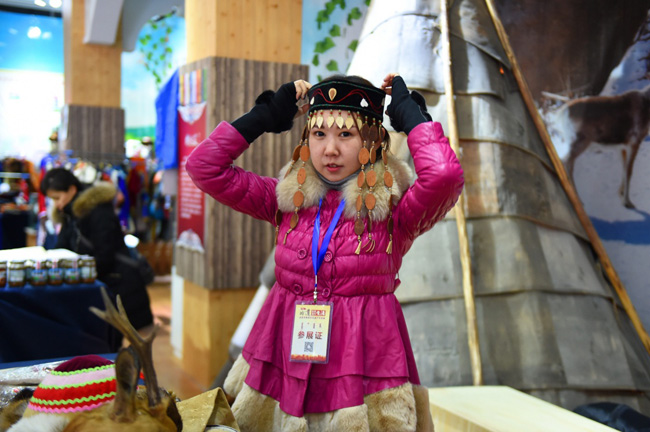 1月22日，內蒙古呼倫貝爾展商展示鄂倫春族傳統頭飾。