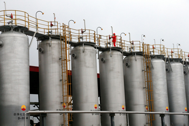 這是1月22日拍攝的中石油四川遂寧龍王廟組特大型氣藏天然氣凈化廠的生産場景。