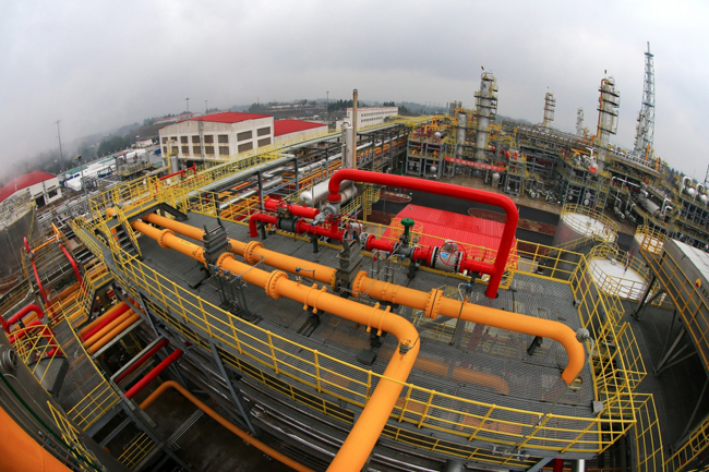 這是1月22日拍攝的中石油四川遂寧龍王廟組特大型氣藏天然氣凈化廠的生産場景。