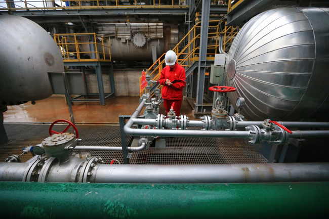 這是1月22日，中石油員工在四川遂寧龍王廟組特大型氣藏天然氣凈化廠進行運行數據登記。