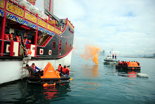 1月29日，在海南三亞市情人灣海域進行的旅遊船海上棄船演習中，“船員”撤離旅遊船。