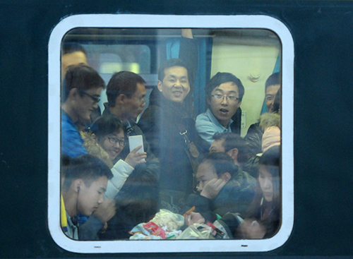 2月13日，江西九江火車站，旅客搭乘火車出行。