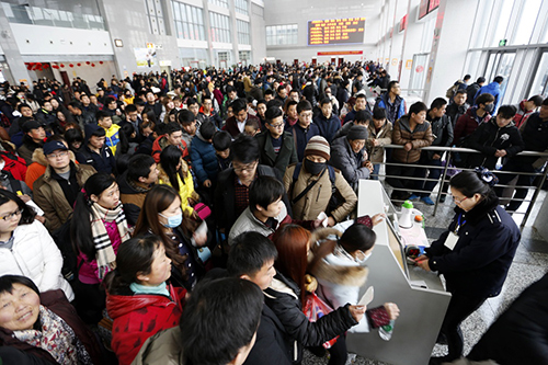 2月13日，旅客在江蘇連雲港贛榆汽車客運總站候車大廳內準備檢票乘車。據交通運輸部2月14日消息，2月7日至13日春節黃金週期間，全國旅客發送量達4億人次，比去年同期增長6.7%。其中鐵路4777.6萬人次，增長6.1%；道路3.33億人次，增長7.0%；水運1009萬人次，增長3.2%；民航854.4萬人次，增長2.9%。