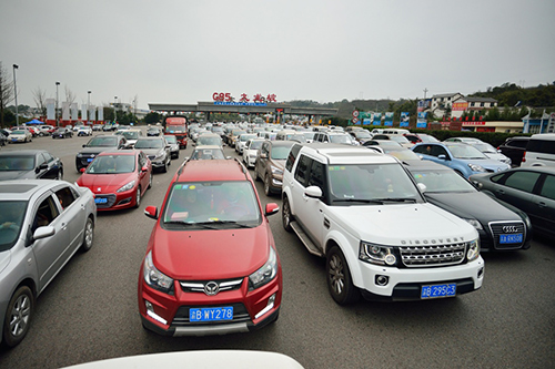 2月13日，車輛在渝昆高速重慶九龍坡收費站緩慢通過。
