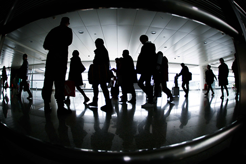 2月12日，出境遊歸國的旅客步入青島機場旅檢大廳。