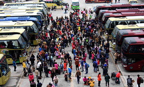 2月13日，旅客在貴州省銅仁市松桃苗族自治縣的一處客車站等待發車。