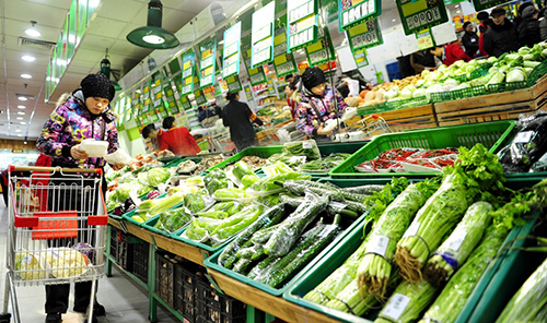 市民在河北省滄州市華北超市選購蔬菜（2月17日攝）。2月18日，國家統計局發佈的數據顯示，2016年1月份，全國居民消費價格總水平同比上漲1.8%。