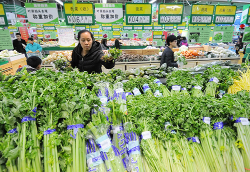 市民在河北省邢臺市一家超市選購蔬菜（2月17日攝）。