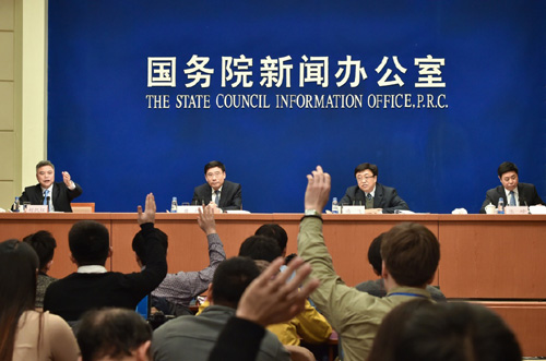 2月25日，國務院新聞辦公室在北京舉行新聞發佈會，請工信部部長苗圩（左二）等介紹工業穩增長調結構有關情況，並答記者問。