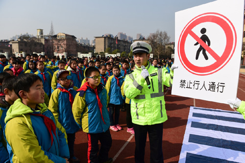 2月25日，學生們在交警的指導下識別交通標誌。