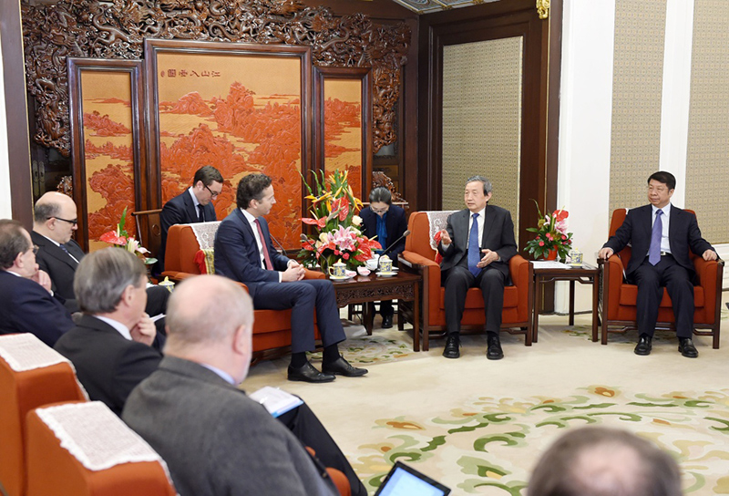 2月26日，國務院副總理馬凱在北京中南海紫光閣會見歐元集團主席戴塞爾布盧姆、歐洲央行副行長康斯坦西奧和歐盟經濟金融稅務及海關事務委員莫斯科維奇。