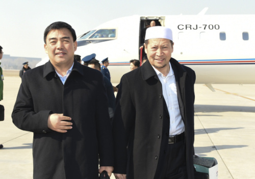 3月1日，來自寧夏回族自治區的全國政協委員抵達北京，出席全國政協十二屆四次會議。這是馬宗保委員（左）和楊發明委員走下飛機。新華社記者 謝環馳 攝