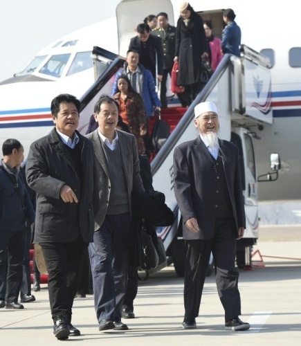 3月1日，來自雲南的全國政協委員抵達北京，出席全國政協十二屆四次會議。新華社記者 謝環馳 攝