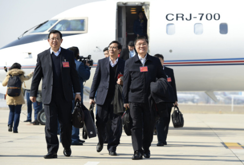 3月1日，來自廣西壯族自治區的全國政協委員抵達北京，出席全國政協十二屆四次會議。新華社記者 謝環馳 攝