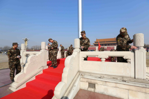 3月1日，武警天安門警衛支隊500余名官兵在北京天安門廣場開展城市清潔日活動，迎接兩會到來。新華社發（牛成浩 攝）