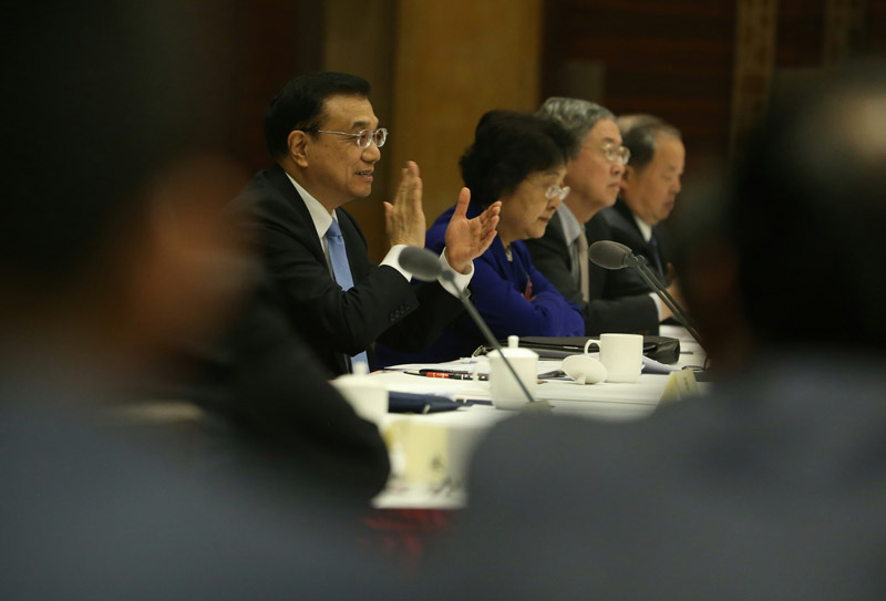 3月4日下午，中共中央政治局常委、國務院總理李克強看望出席全國政協十二屆四次會議的經濟、農業界委員並參加討論。