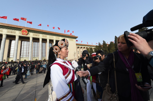 3月5日，第十二屆全國人民代表大會第四次會議在北京人民大會堂開幕。這是全國人大代表楊勁松在會場外接受記者採訪。新華社記者 楊宗友 攝