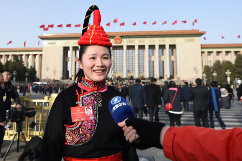 3月5日，第十二屆全國人民代表大會第四次會議在北京人民大會堂開幕。這是全國人大代表鐘雪玲接受記者採訪。新華社記者 潘昱龍 攝