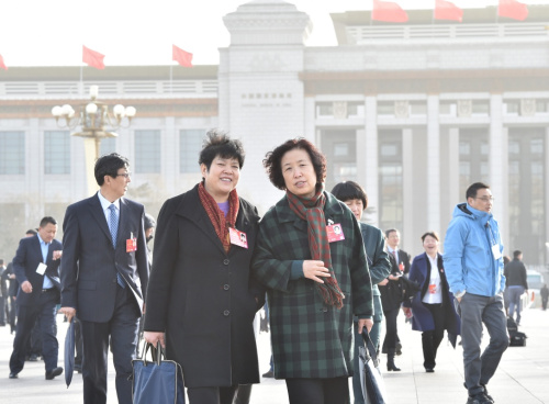 3月5日，第十二屆全國人民代表大會第四次會議在北京人民大會堂開幕。這是全國人大代表抵達天安門廣場。新華社記者 李賀 攝