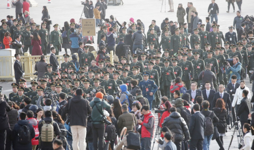3月5日，第十二屆全國人民代表大會第四次會議在北京人民大會堂開幕。這是解放軍代表進入人民大會堂。新華社記者 李剛 攝