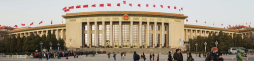 3月5日，第十二屆全國人民代表大會第四次會議在北京人民大會堂開幕。這是記者在排隊進入人民大會堂（全景照片）。新華社記者 陳君清 攝