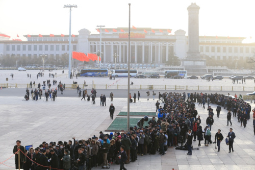 3月5日，第十二屆全國人民代表大會第四次會議在北京人民大會堂開幕。這是記者排隊等候進入人民大會堂。新華社記者 邢廣利 攝