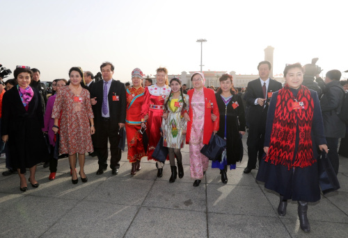 3月5日，第十二屆全國人民代表大會第四次會議在北京人民大會堂開幕。這是代表走向人民大會堂。新華社記者 邢廣利 攝