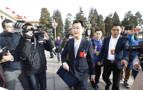 3月5日，第十二屆全國人民代表大會第四次會議在北京人民大會堂開幕。這是全國人大代表馬化騰走向會場。新華社記者 沈伯韓 攝