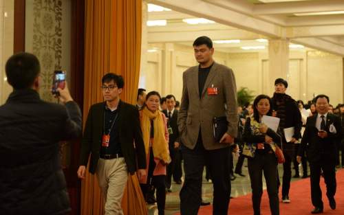 3月5日，第十二屆全國人民代表大會第四次會議在北京人民大會堂開幕。這是列席大會的全國政協委員姚明抵達人民大會堂。新華社記者 陳子夏 攝