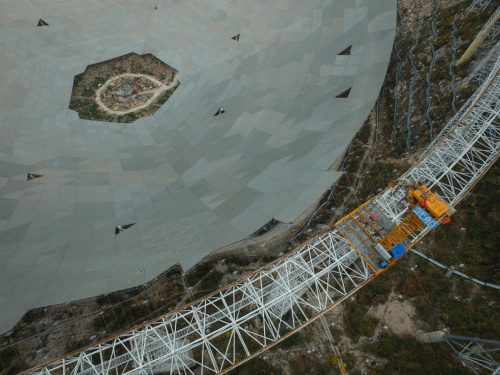 3月9日，工作人員在安裝反射面面板。截至3月8日，正在貴州省平塘縣建設的世界最大單口徑射電望遠鏡——500米口徑球面射電望遠鏡（FAST），已完成3492塊反射面面板安裝，完成比例達78.47%。據悉，FAST的反射面總面積約25萬平方米，用於匯聚無線電波、供饋源接收機接收，預計將於2016年4月安裝完畢。新華社記者 歐東衢 攝