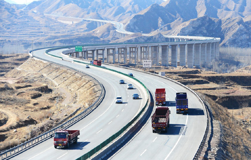 這是河北省S52保阜高速公路通天河大橋段。“十三五”期間，河北省將加大交通基礎設施建設，加快京津冀地區交通互聯互通，到2020年，河北省高速公路通車總里程將達到9000公里，增長50%（2016年2月16日攝）。