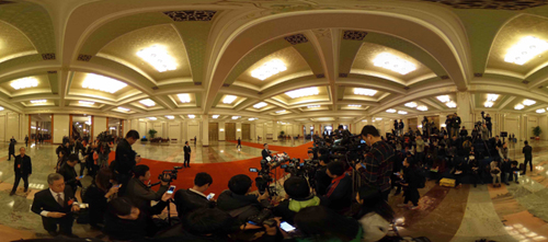 這是記者在人民大會堂部長通道採訪（全景相機拍攝）。新華社記者 王建華 攝