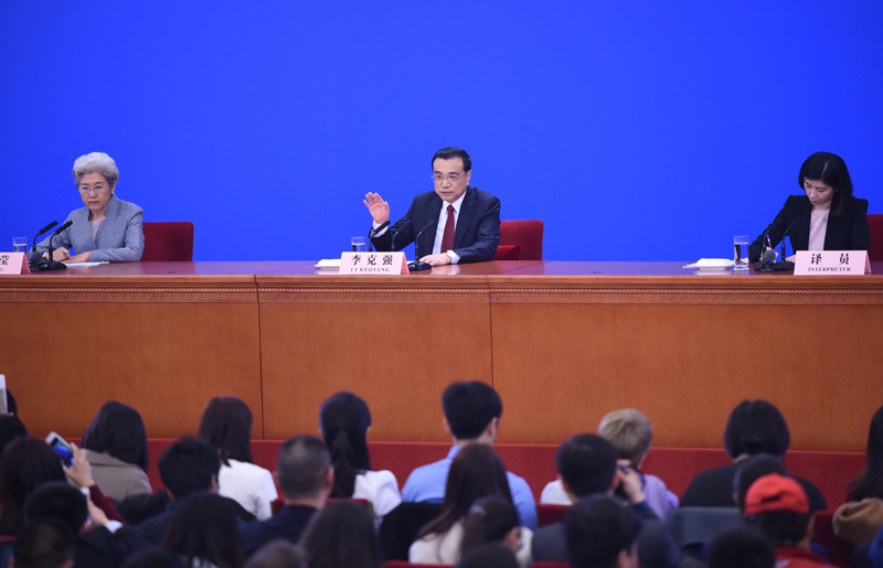 3月16日，國務院總理李克強在北京人民大會堂與中外記者見面，並回答記者提問。新華社記者 張鐸 攝